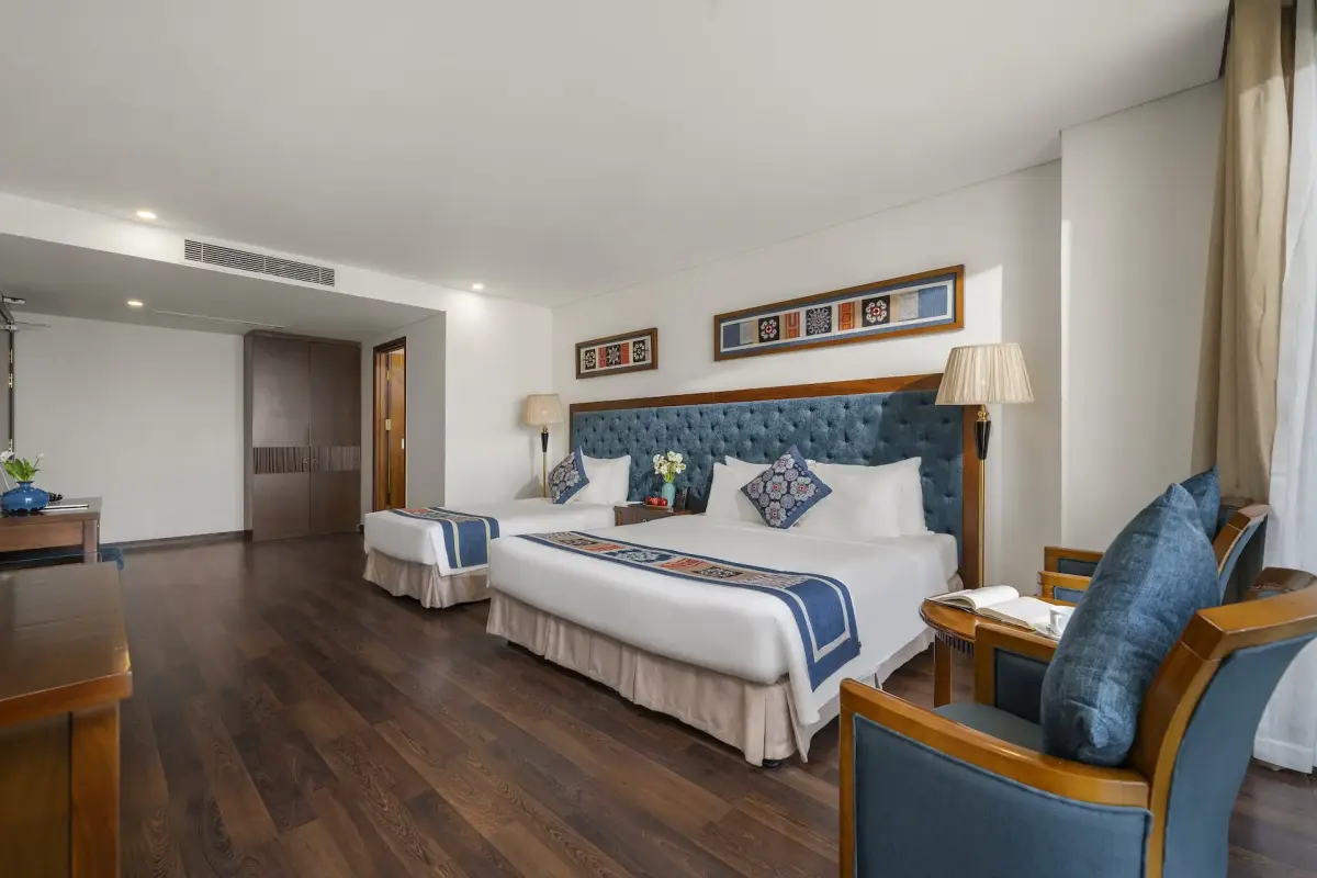 Balcony Triple Room City View 2