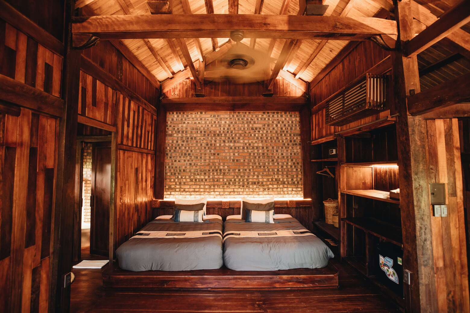 Hoa Đào hướng suối