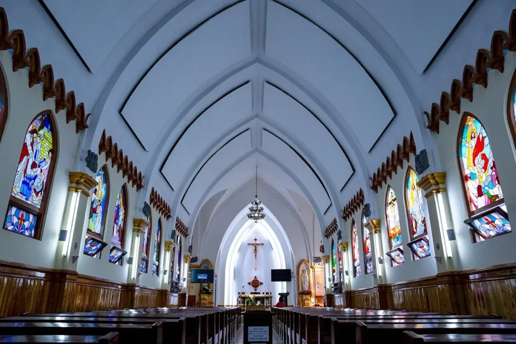 ben trong nha tho da sapa