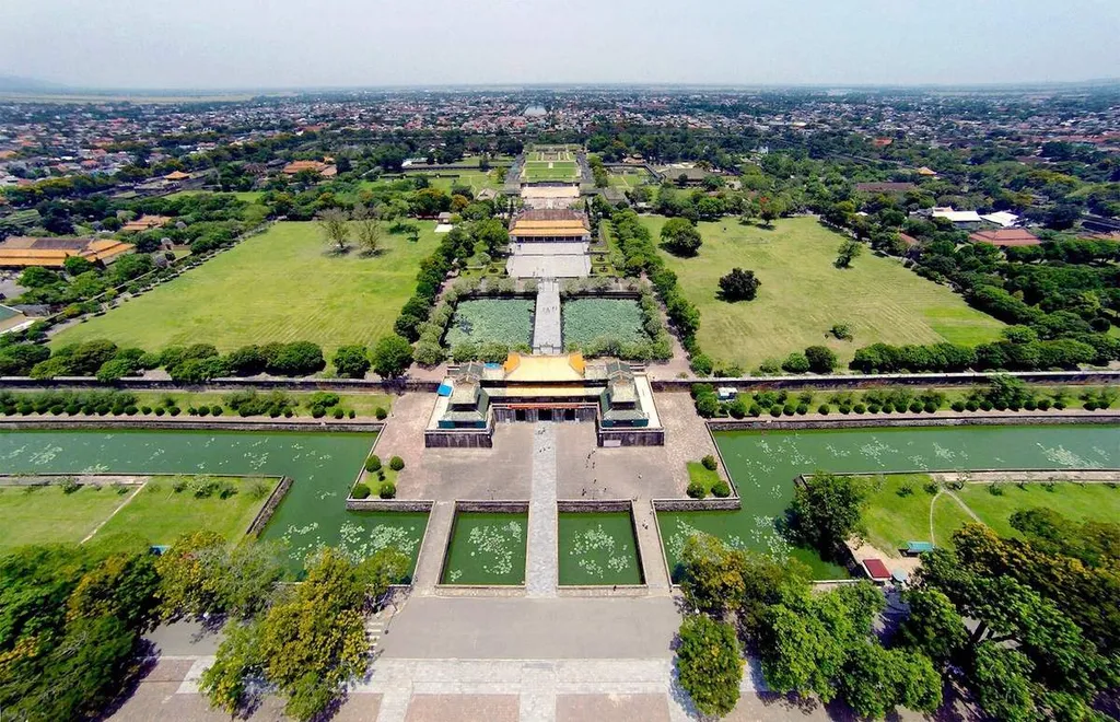 kinh thanh hue ben ngoai