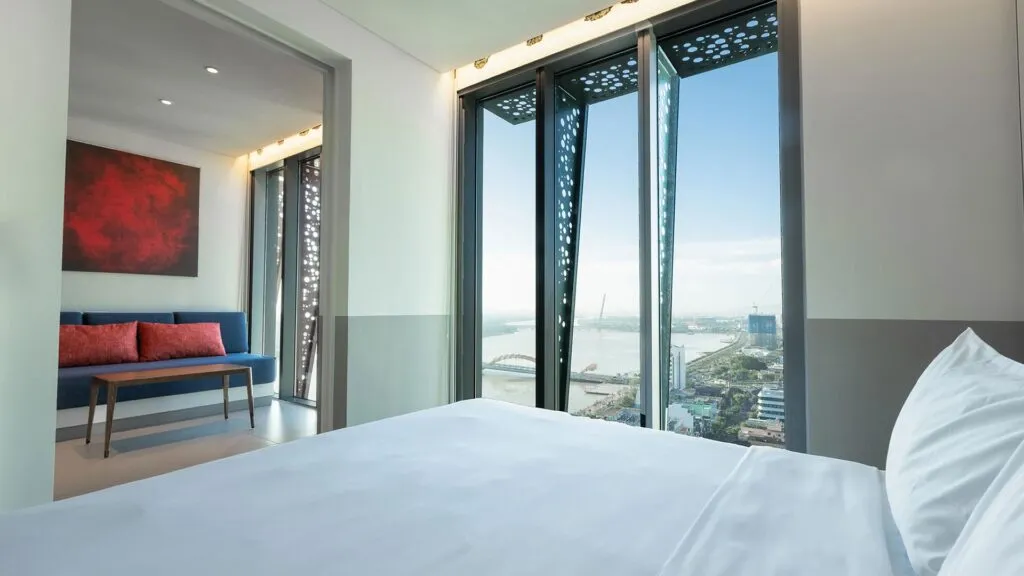 1 King Bed Suite City View 2