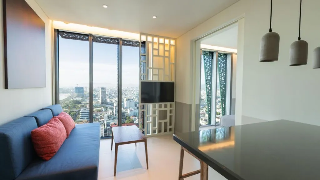 1 King Bed Suite City View 3