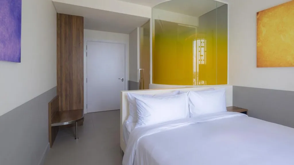 1 Queen Bed City View 2