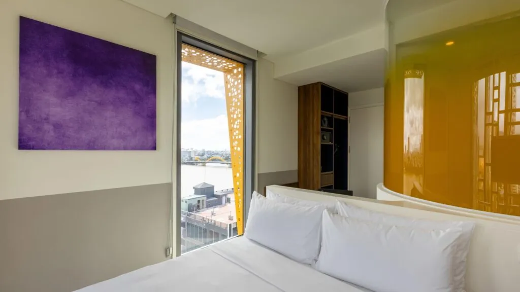 1 Queen Bed Rivier View, Corner