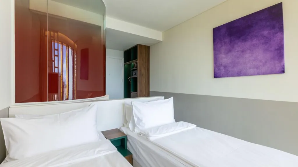 2 Twin Beds City View  3