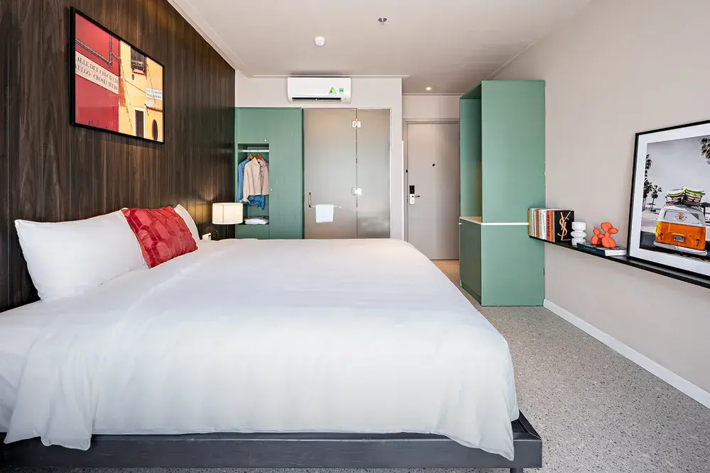 Deluxe balcony city view 3