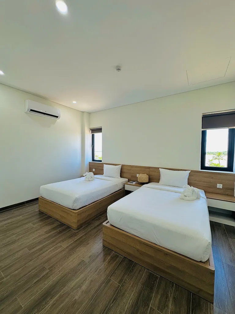 Deluxe Twin with Riverview 2