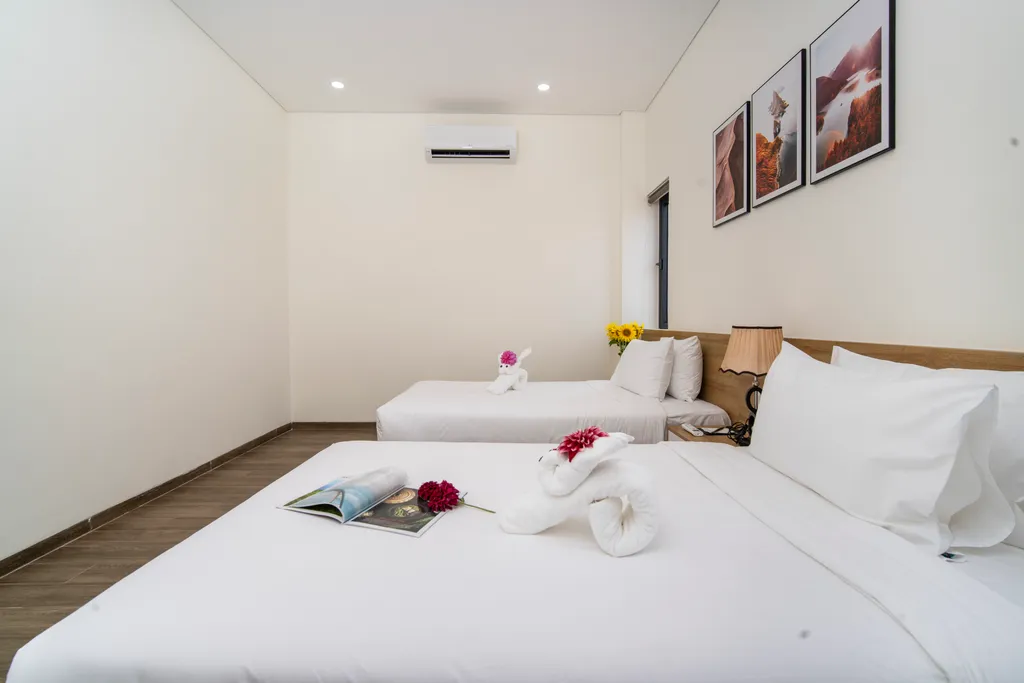 Deluxe Twin with Riverview 3